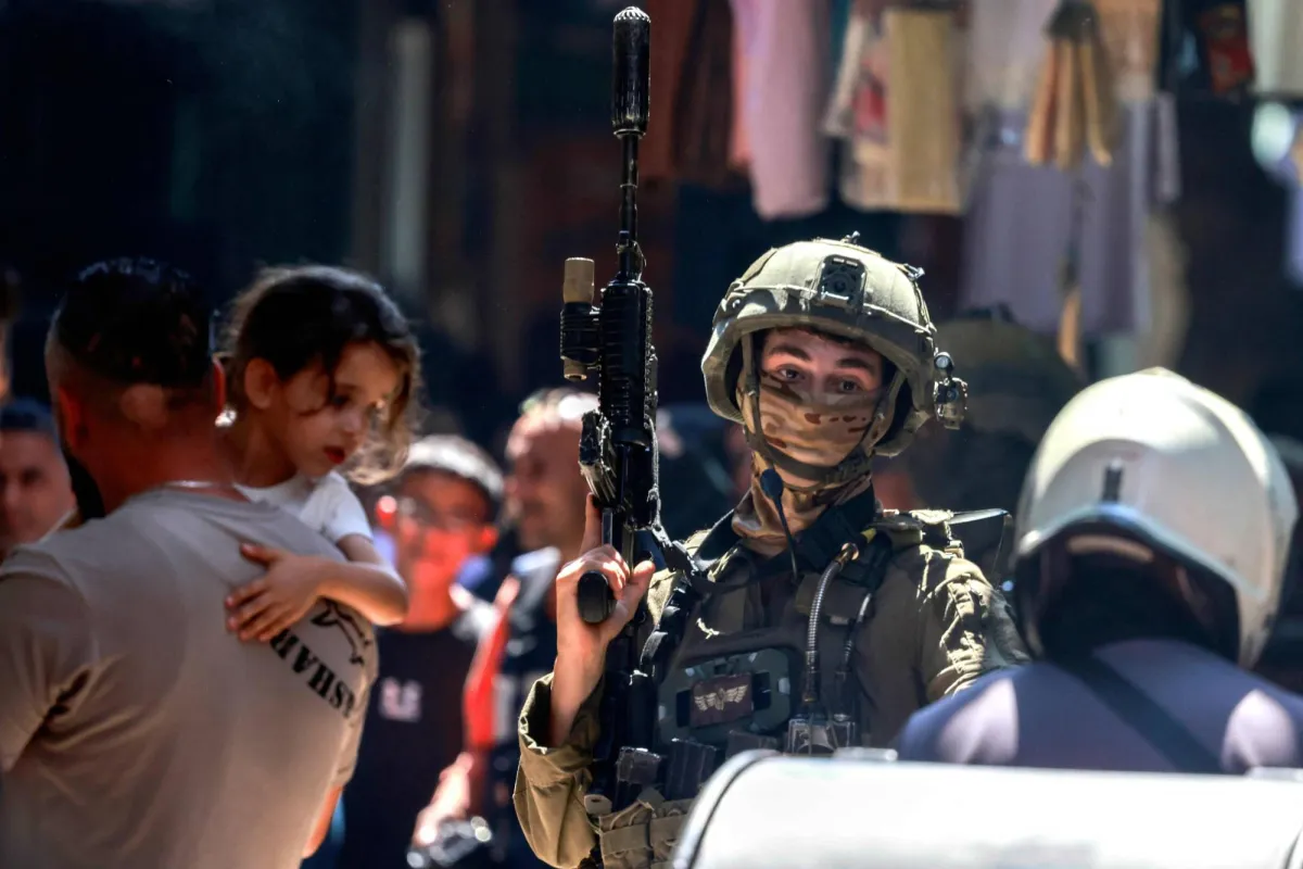 اصابة 6 فلسطينيين في هجوم للمستوطنين شمال شرقي رام الله