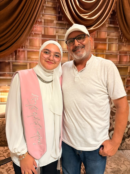 المصور فارس خليفة يهنىء ابنته