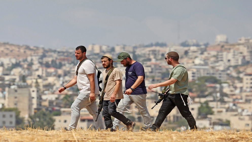 اصابة 8 فلسطينيين في اعتداءات واسعة للمستوطنين بالقدس والخليل