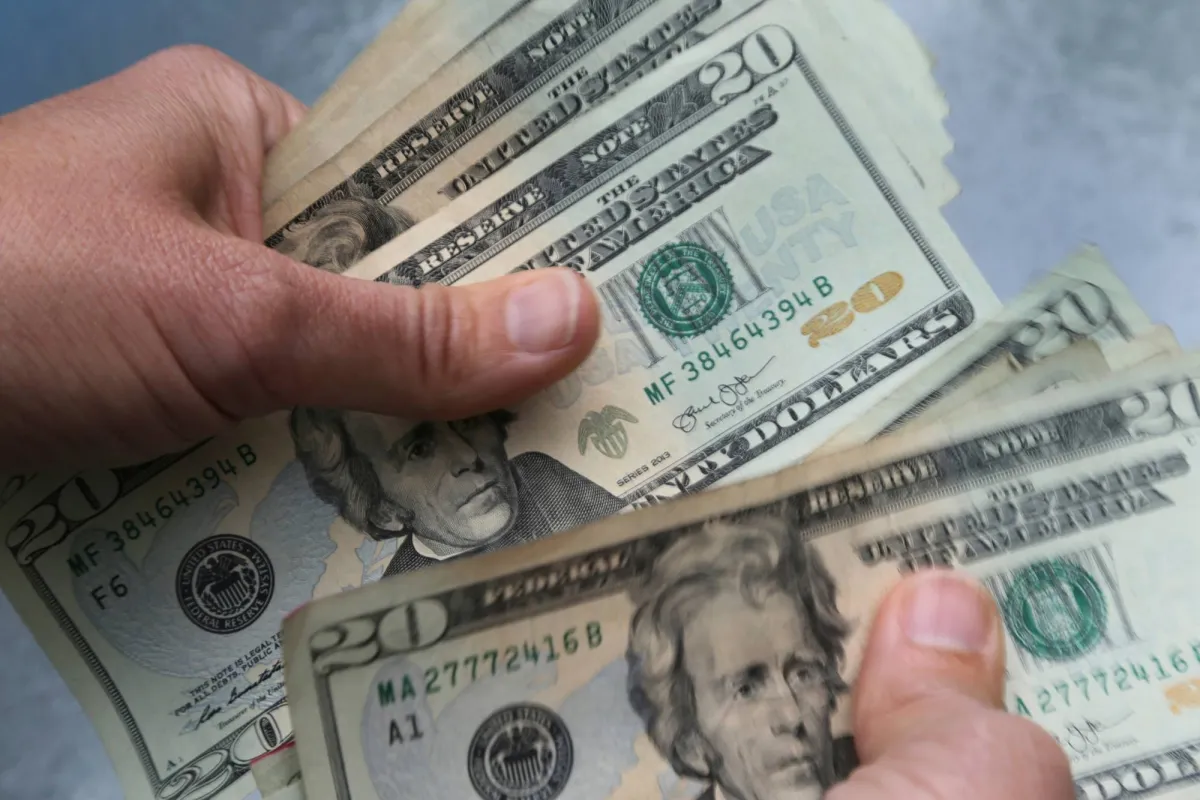 تراجع الدولار مع استمرار مخاوف المستثمرين من ازمة الديون الامريكية