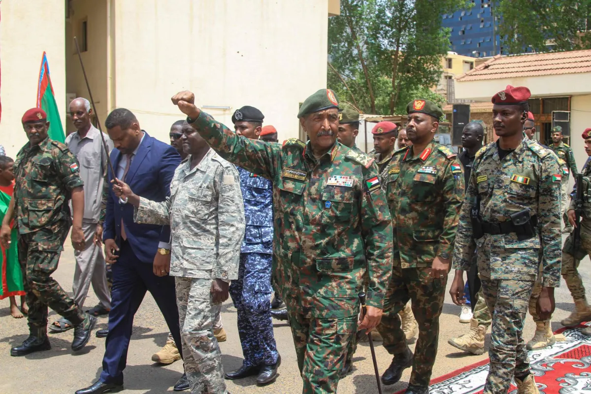 البرهان يؤكد استمرار الحرب في السودان ويحذر من عقوبات دولية