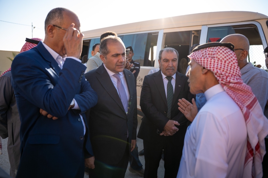 من القويرة... وزير الاستثمار يتابع ميدانياً مسارات النقل المدرسي في أول أيام الدوام