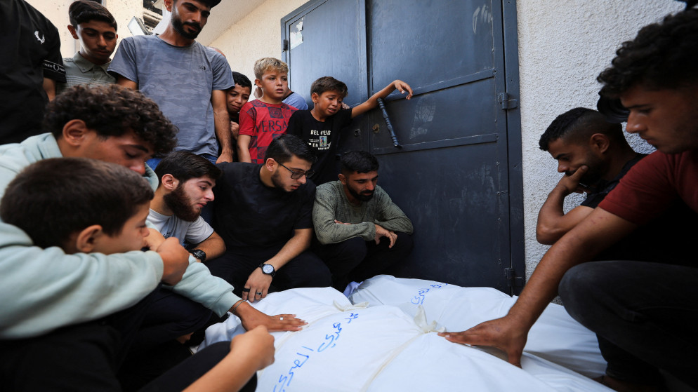 شهيد ومصابون في قصف اسرائيلي استهدف خيمة نازحين بدير البلح