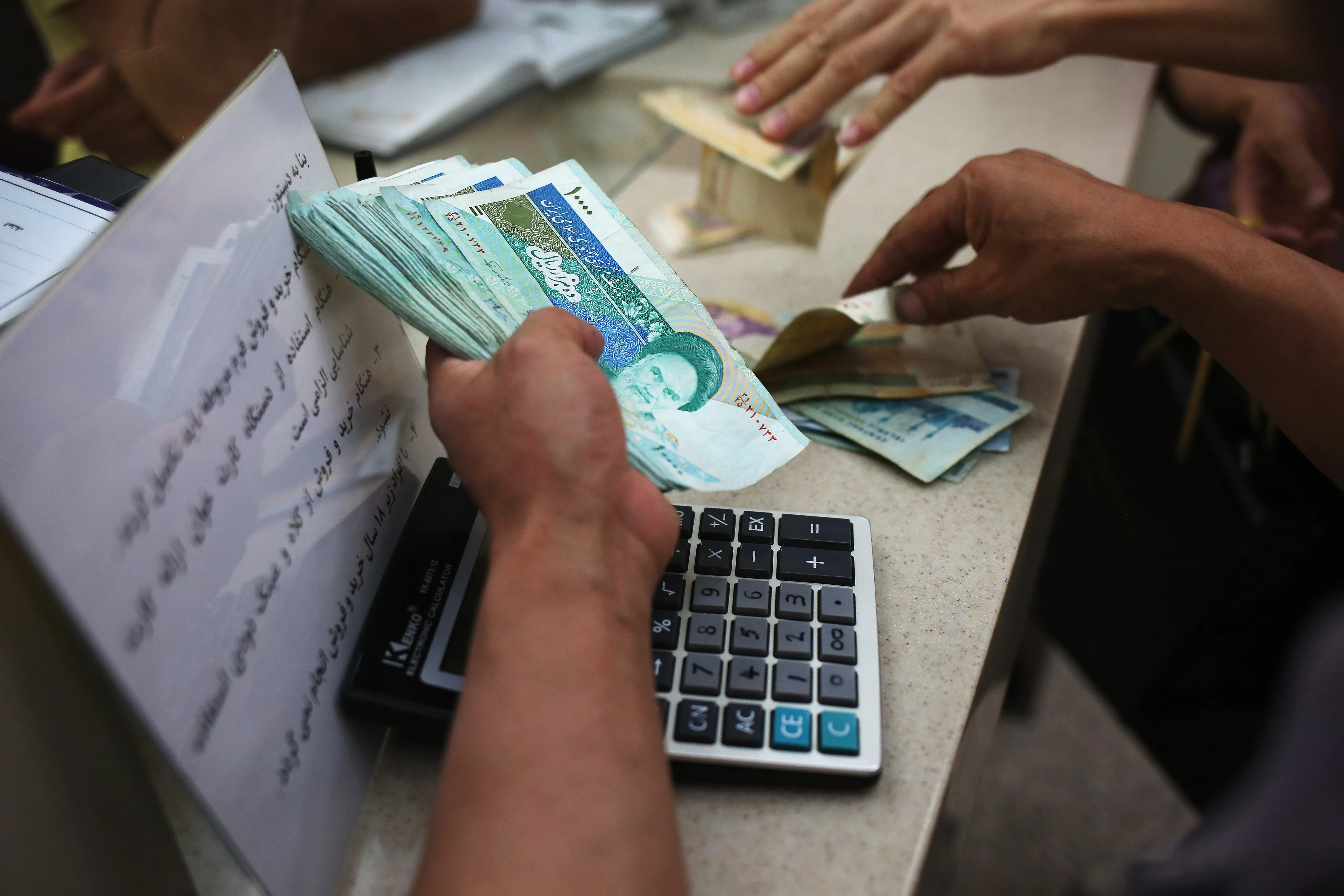 انهيار الريال الايراني الى ادنى مستوياته وسط ضغوط امريكية خانقة