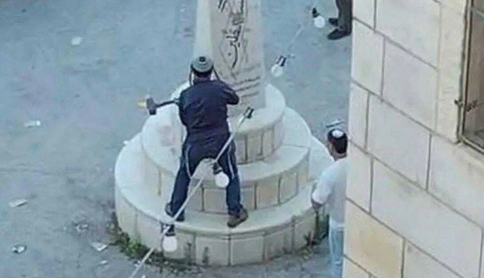 عضو في الكنيست يحطم نصبا تذكاريا فلسطينيا في الضفة الغربية وسط ادانات سياسية واسعة