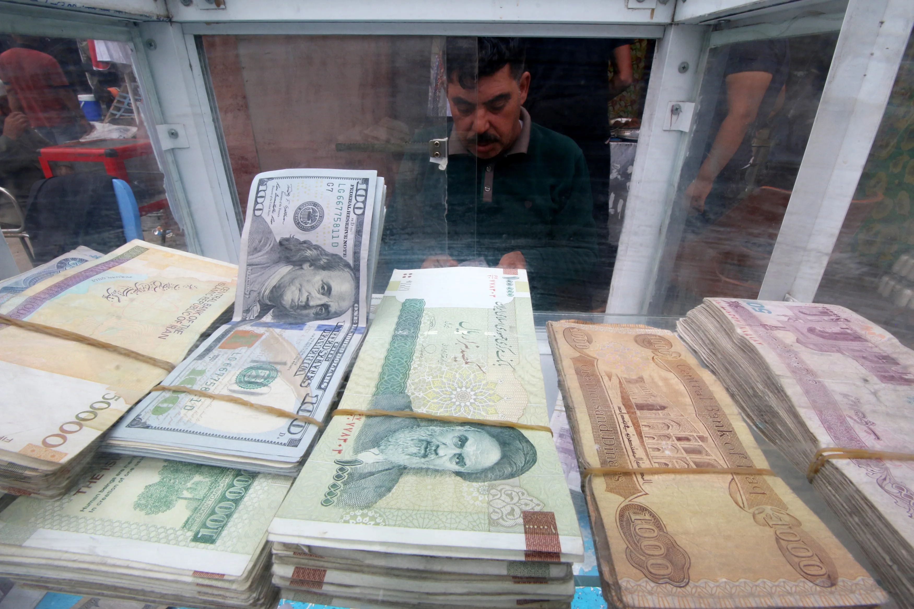 انهيار الريال الايراني الى مستويات تاريخية امام الدولار وسط عقوبات مرتقبة