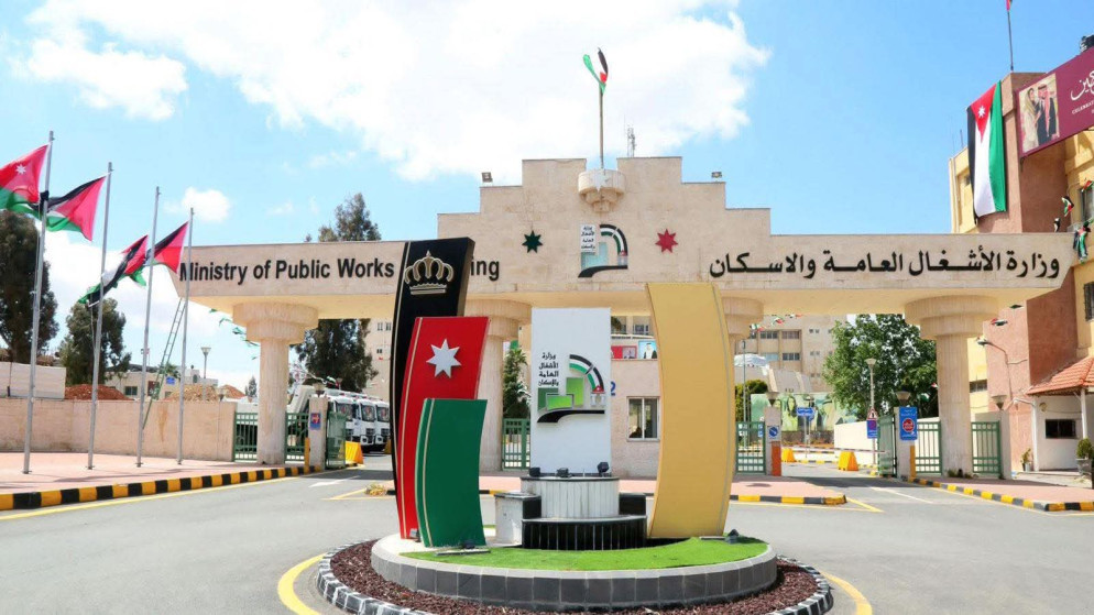 وزير الاشغال العامة يشهد اداء اليمين القانونية للامناء العامين الجدد