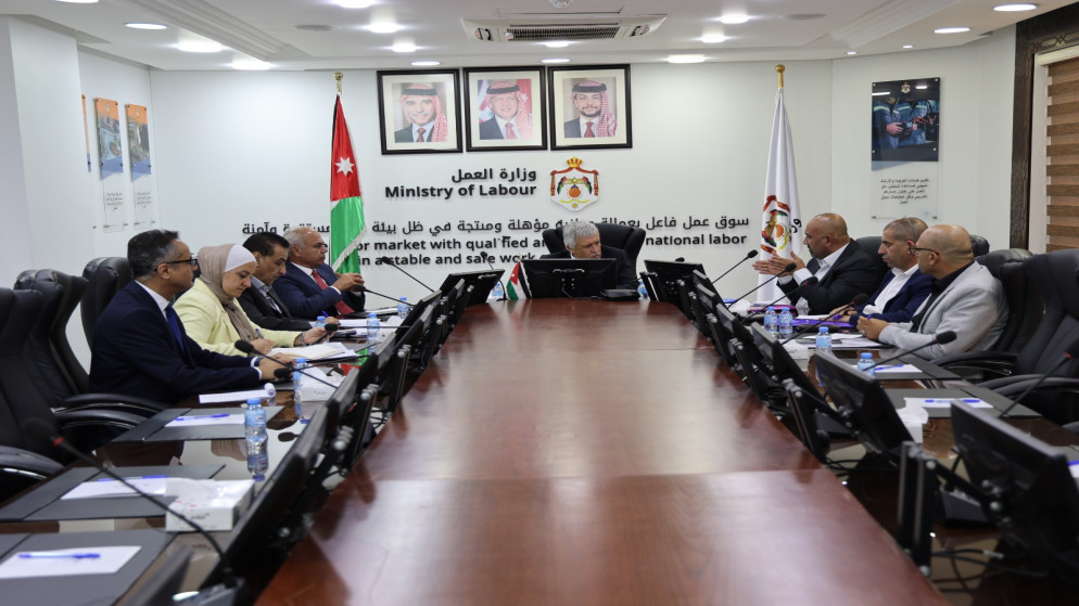 وزير العمل يوجه بتطوير التعاون مع نقابة مكاتب استقدام العاملين في المنازل
