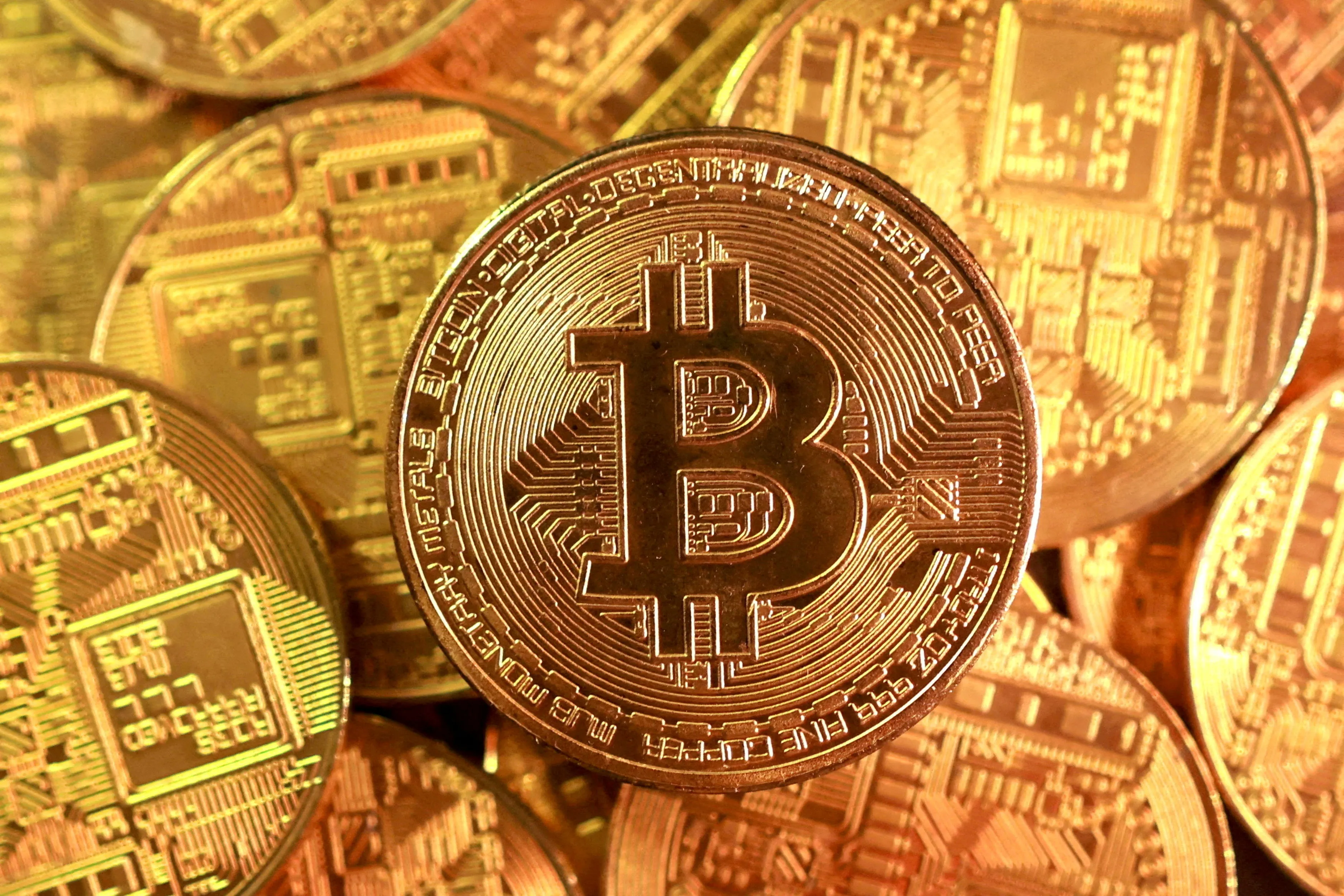 بيتكوين يواجه ضغوطا عند حاجز 80 الف دولار مع تراجع الطلب الامريكي
