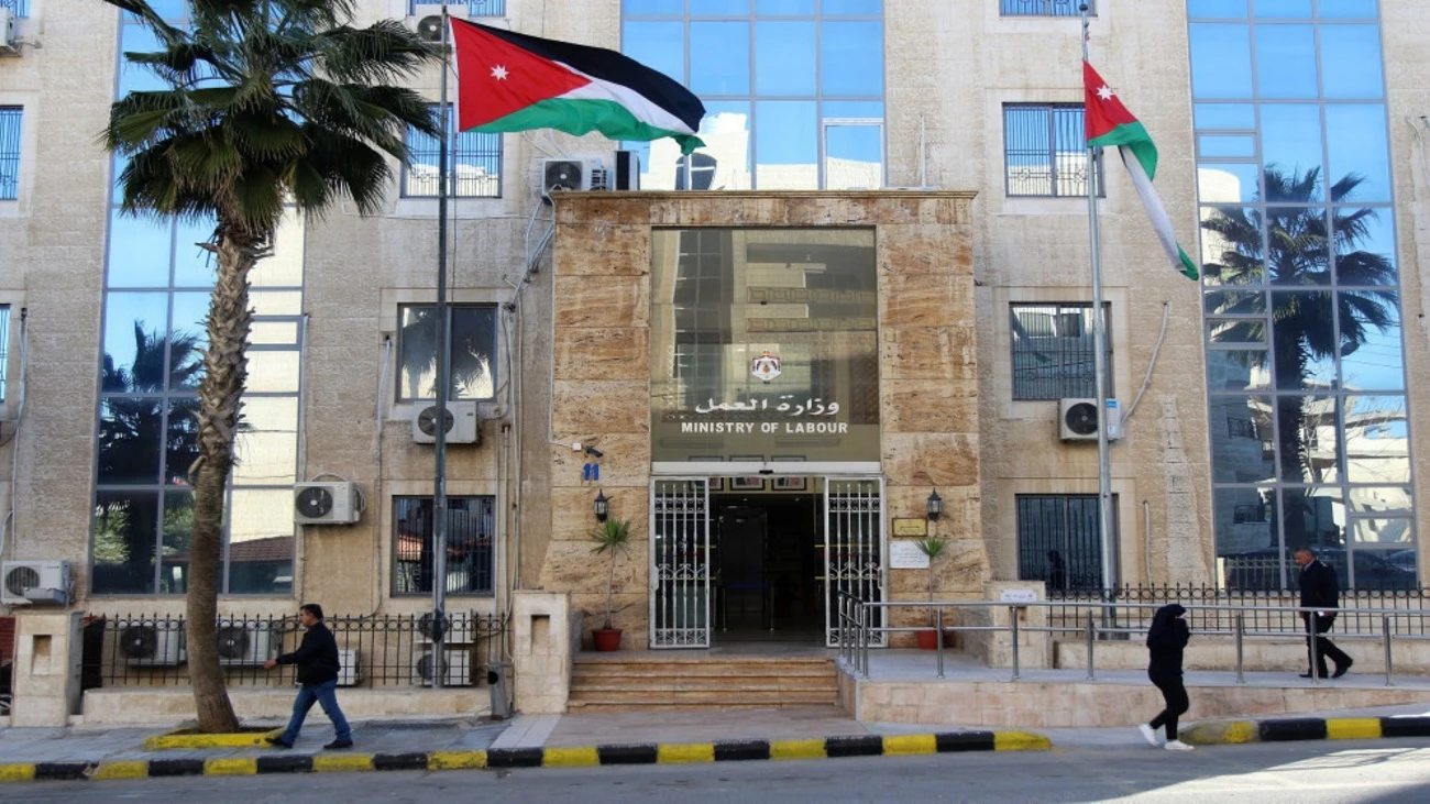 وزير العمل يقرر تمديد ساعات الدوام في مديريات العمل