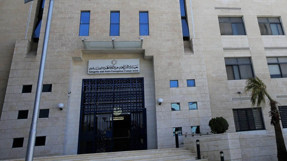 توقيف موظفين اثنين بتهم فساد وتزوير في مأدبا والعقبة