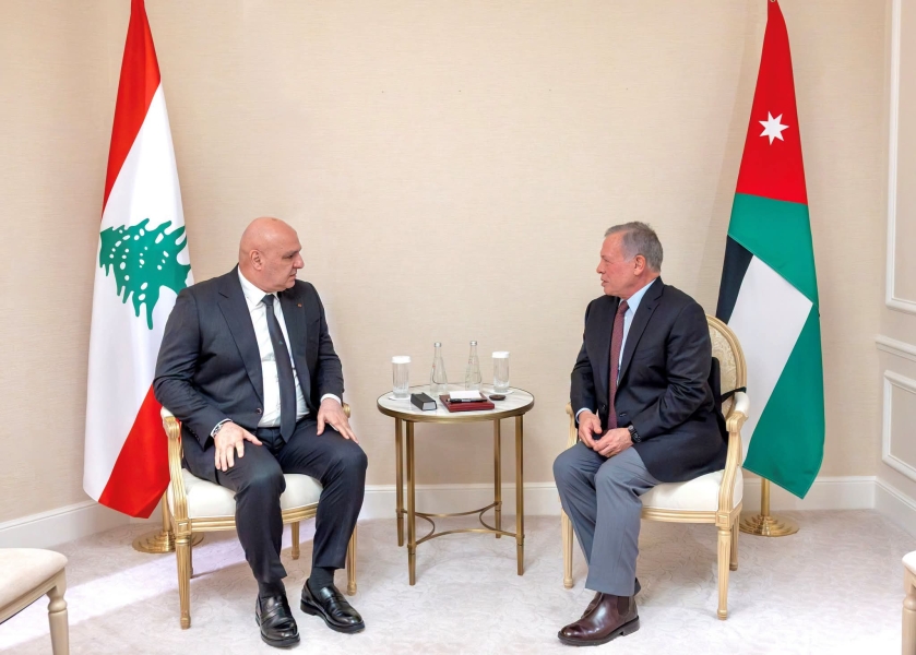 الملك يلتقي الرئيس اللبناني في باريس