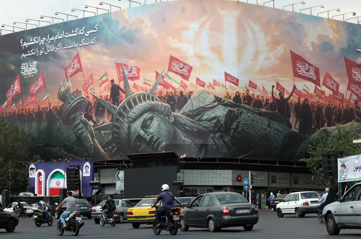 ايران تنظم مناورات فدائيو ايران بمشاركة حاشدة في طهران