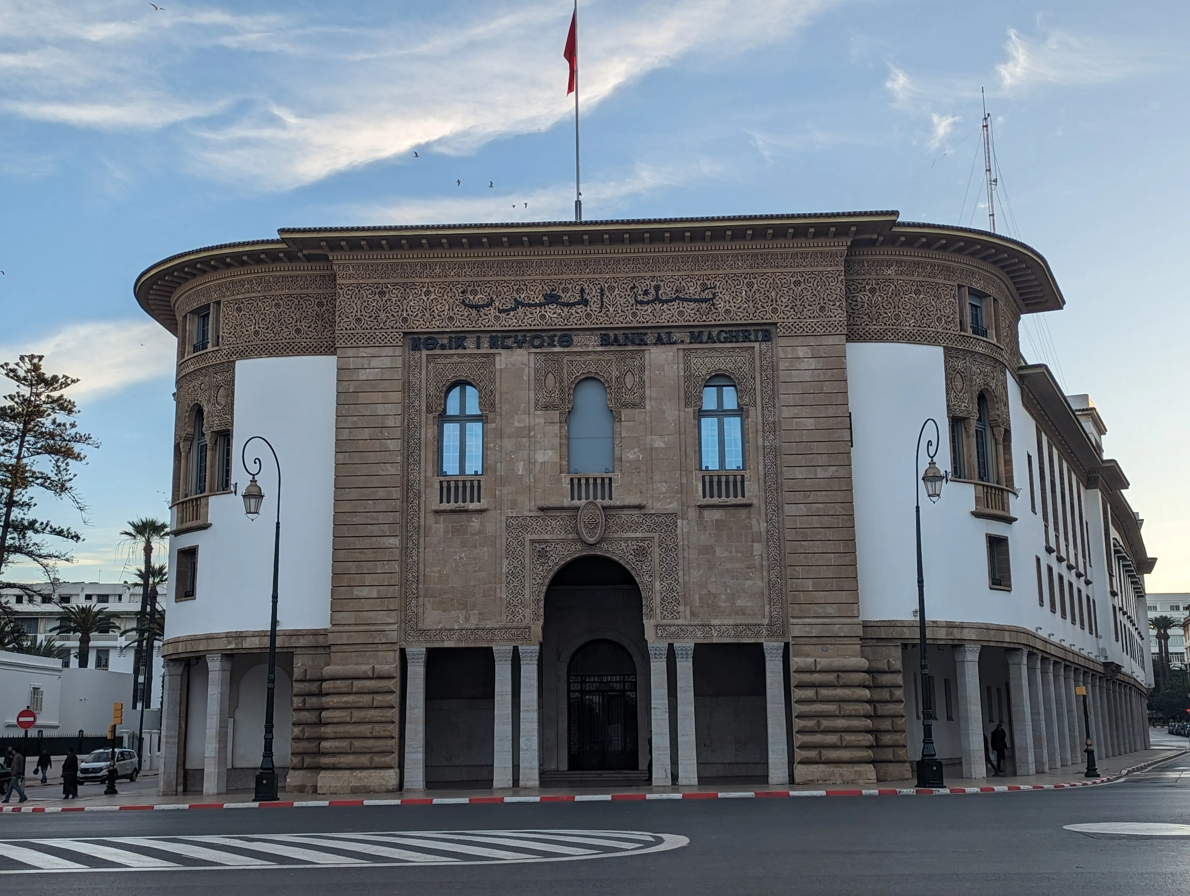 بنك المغرب يثبت سعر الفائدة ويخفض توقعات التضخم والنمو الاقتصادي