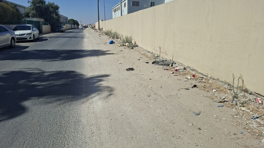 مطالبات بتعبيد الشوارع المؤدية إلى المؤسسة العسكرية الاستهلاكية في مادبا