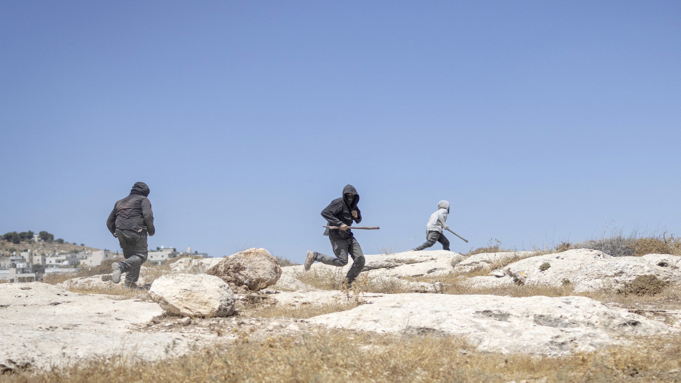 مستوطنون يهاجمون منازل فلسطينية في الخليل ويفككون حماياتها