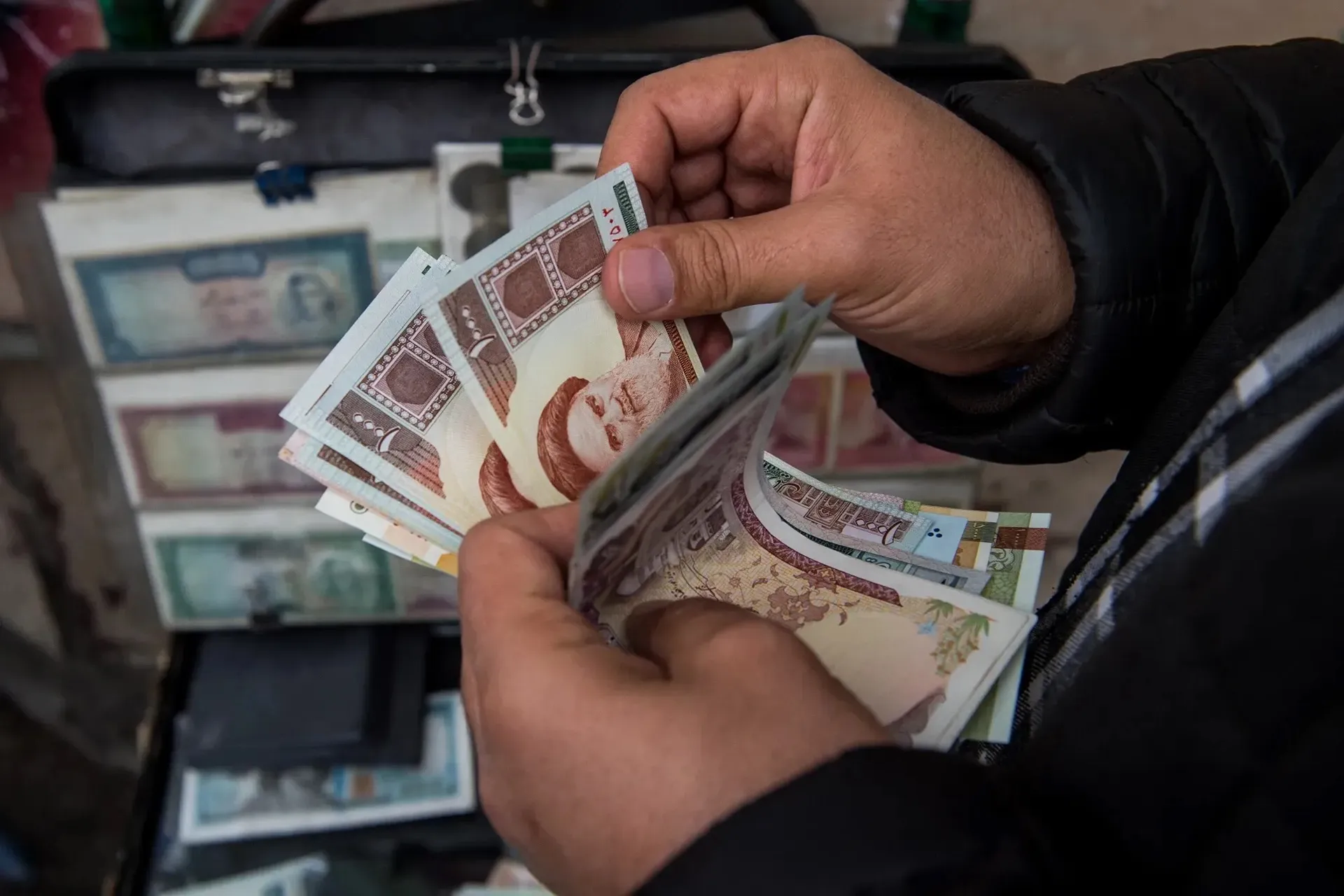 انهيار الريال الايراني رغم ضخ ملياري دولار لدعم العملة