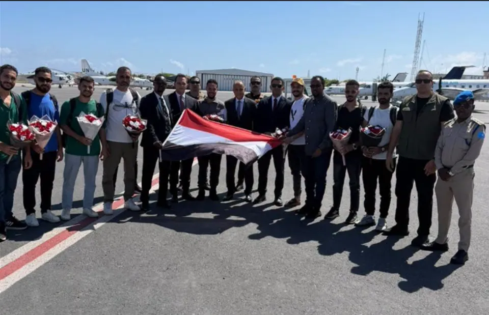 عودة البحارة المصريين المختطفين في الصومال إلى القاهرة بعد تحريرهم