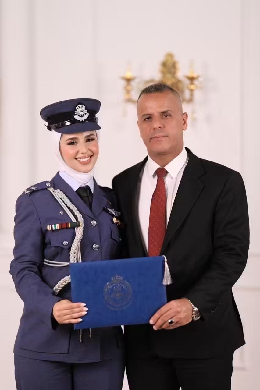 الأسرة التربوية في لواء الجامعة تهنئ الهديرس بتخرج ابنته. 