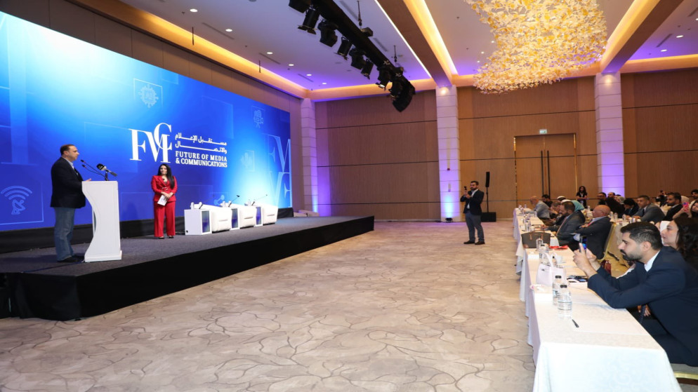المومني يؤكد مسؤولية الشباب في التحقق من المعلومات بالفضاء الرقمي