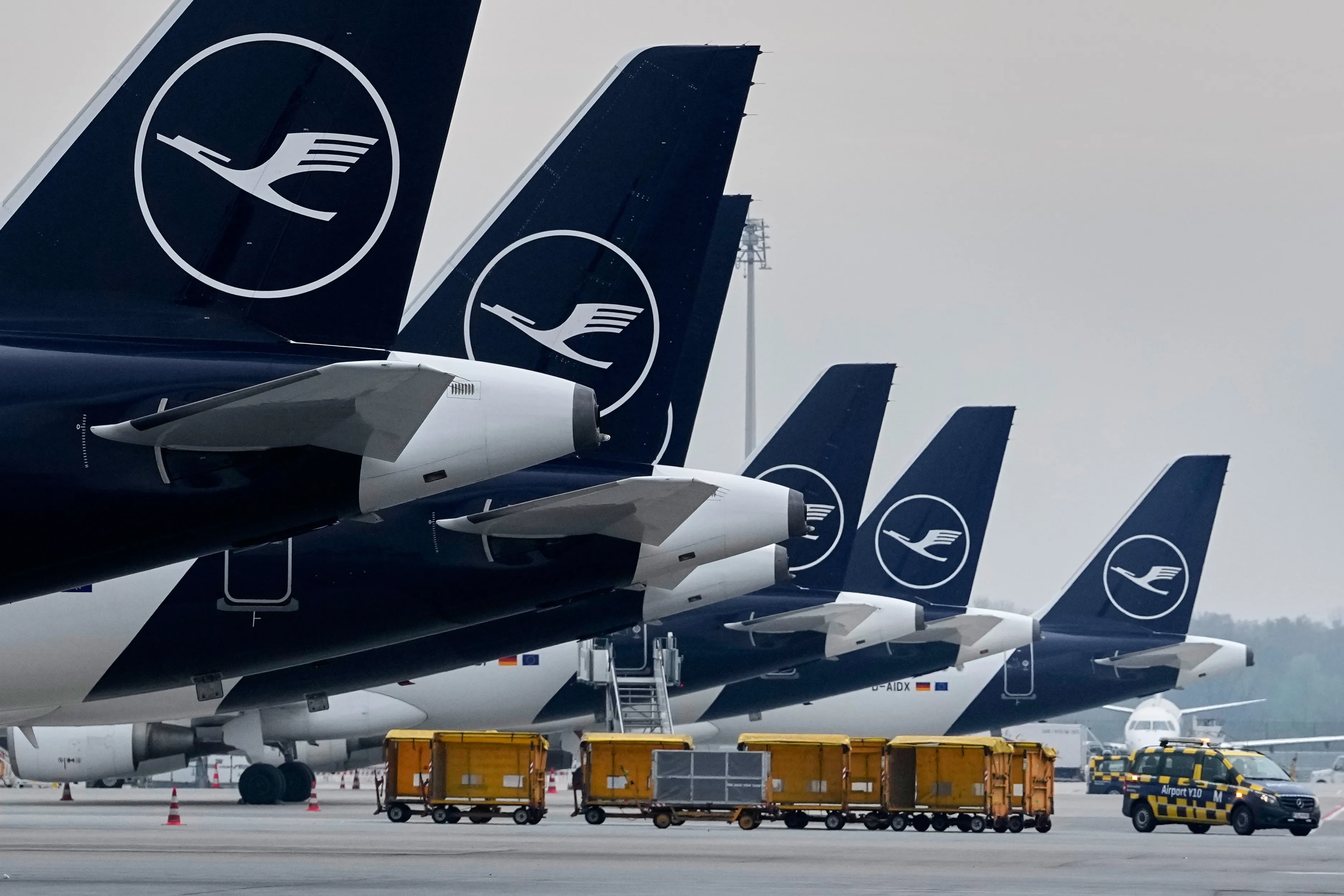 شركات طيران عالمية تعلق رحلاتها الى السعودية بعد هجمات مطار الرياض