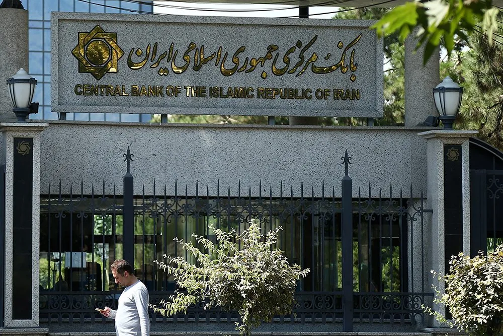 محافظ المركزي الايراني يصف مزاعم انهيار الاقتصاد بالاوهام وسط ضغوط العقوبات