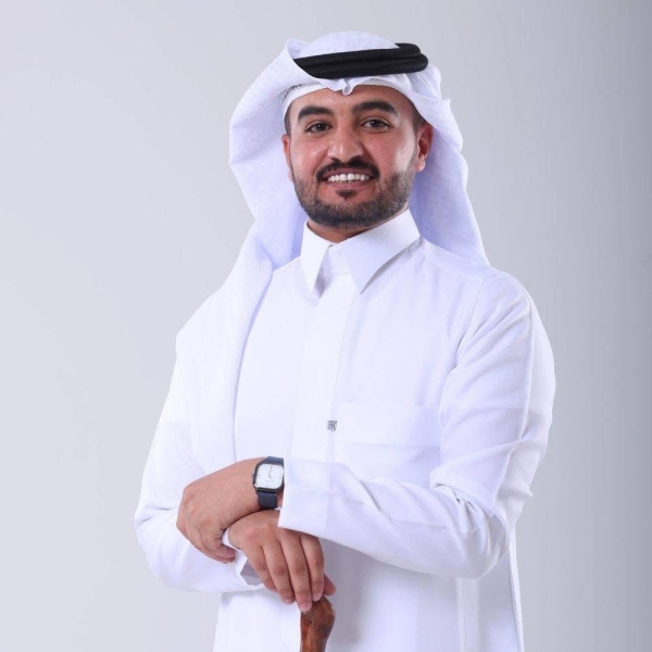 مشاري العنزي يدخل القفص الذهبي وأصدقاؤه يهنئونه بقراءة الفاتحة