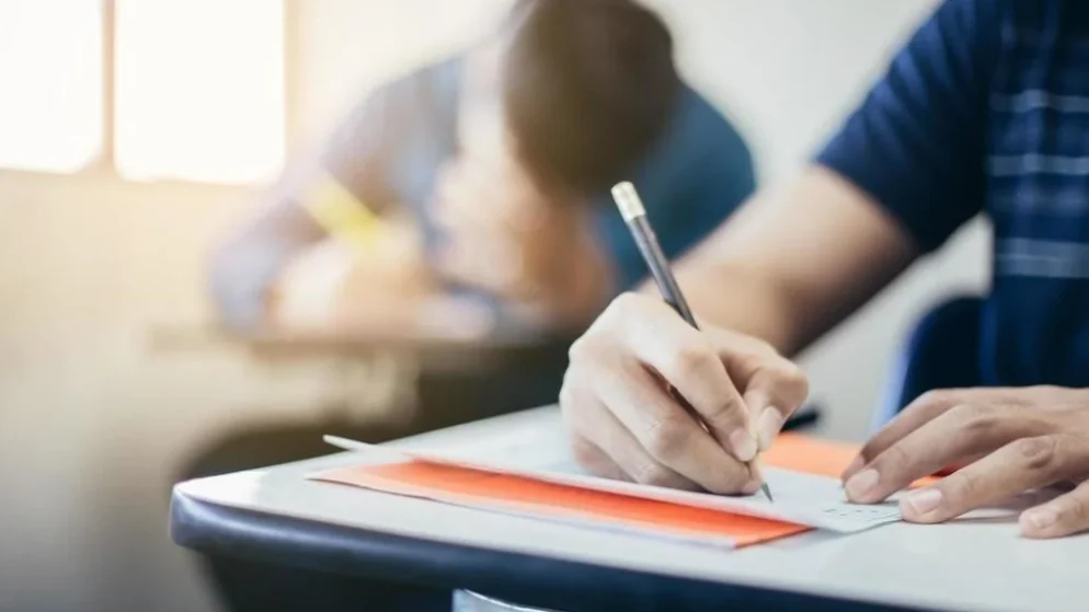 التربية تحذر الطلبة من الالتحاق بمدارس خارجية غير معتمدة وتؤكد عدم معادلة شهاداتها