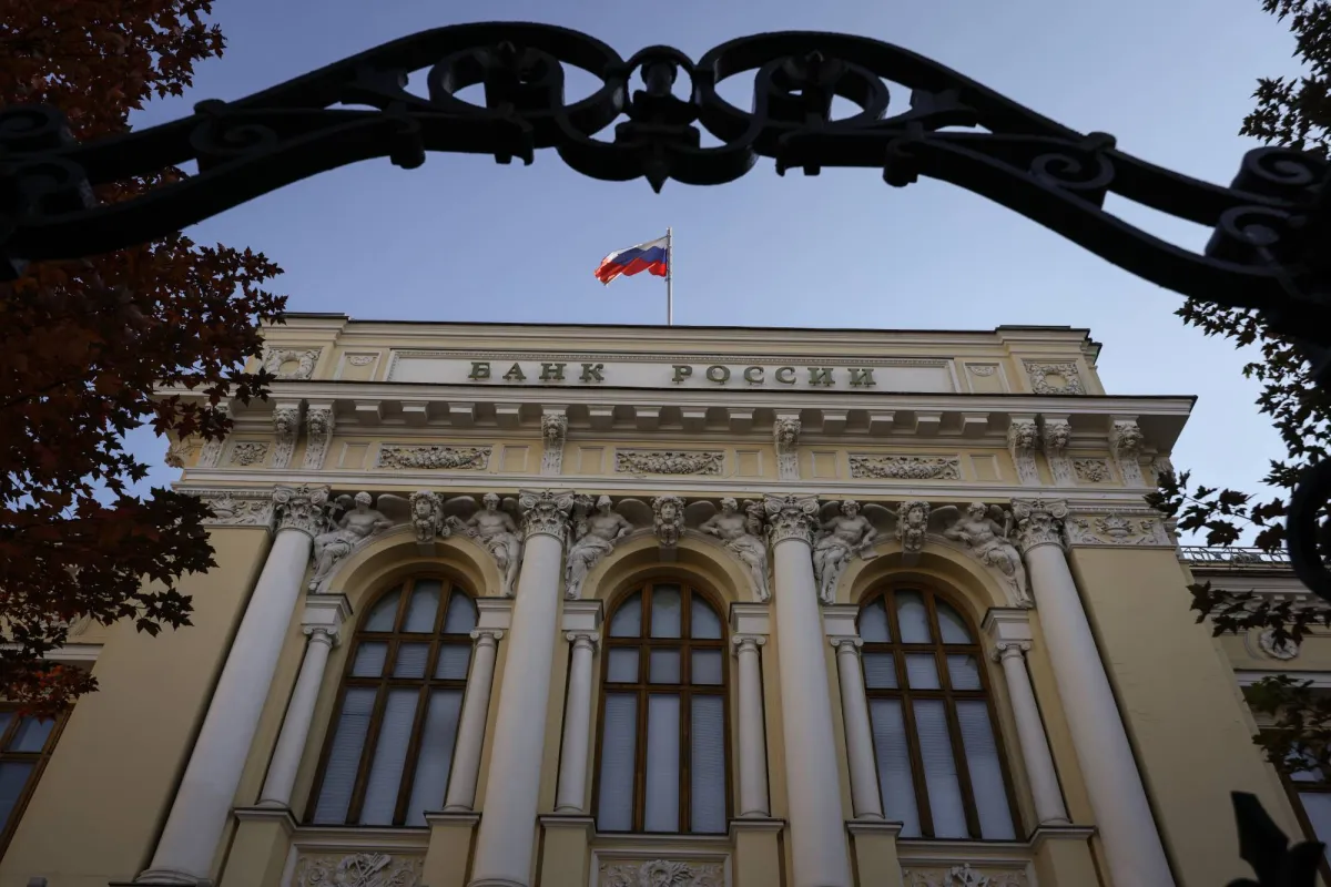 البنك المركزي الروسي يثبت سعر الفائدة ويرفع توقعات التضخم
