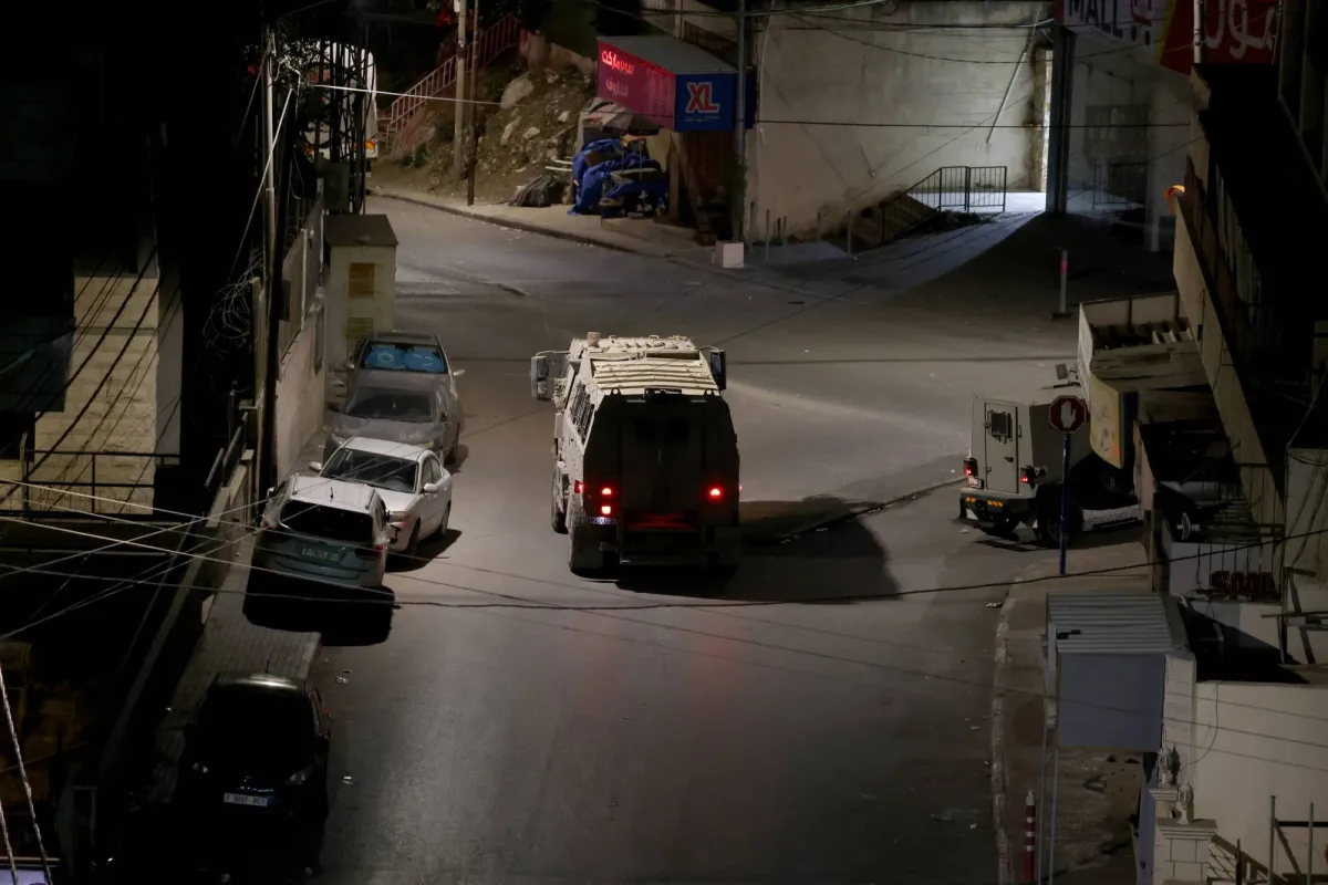 الاحتلال يجبر عشرات الفلسطينيين على اخلاء منازلهم في الخليل