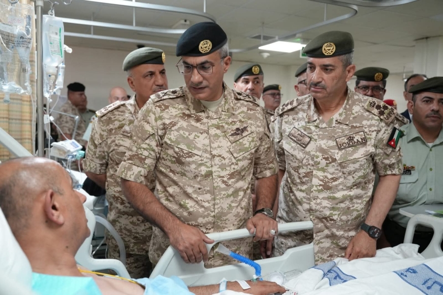 رئيس هيئة الأركان المشتركة يعود مصابي حادثة الكرك