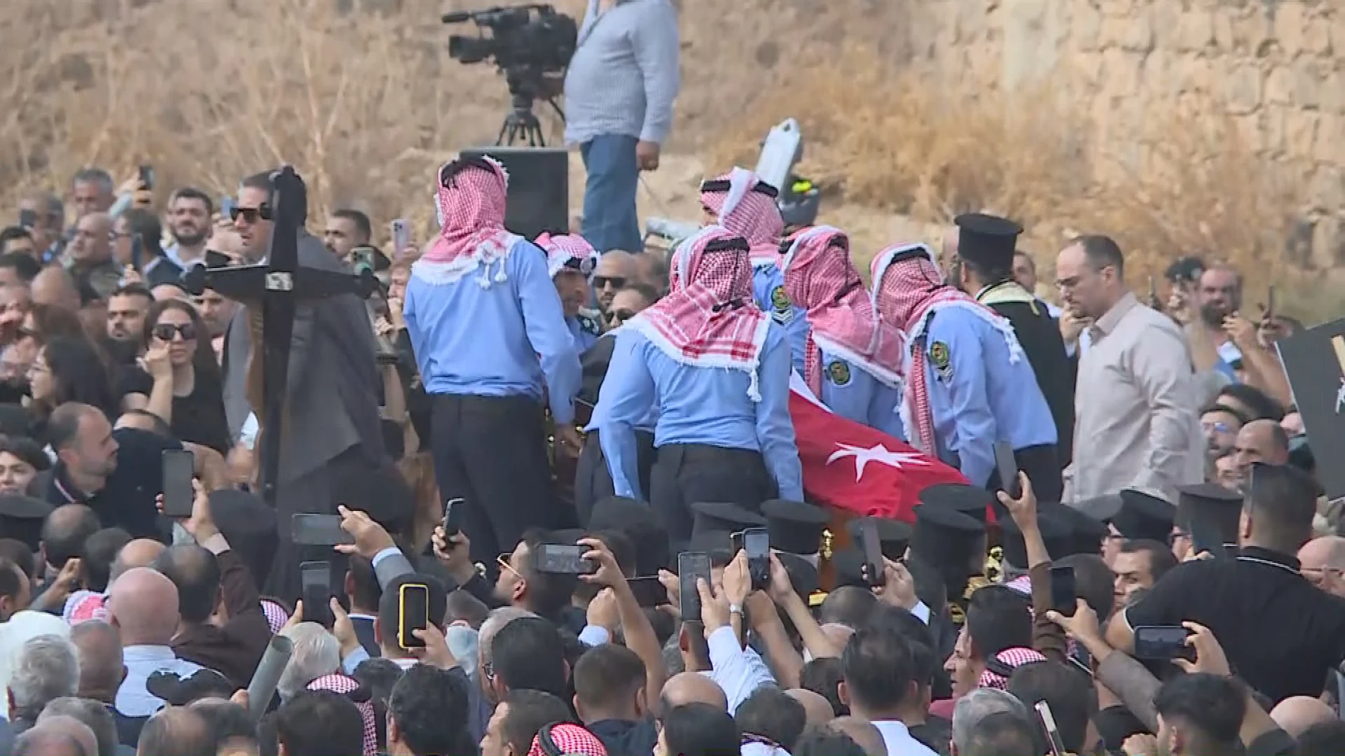 الاردنيون يشيعون شهداء كنيسة حمود في الكرك
