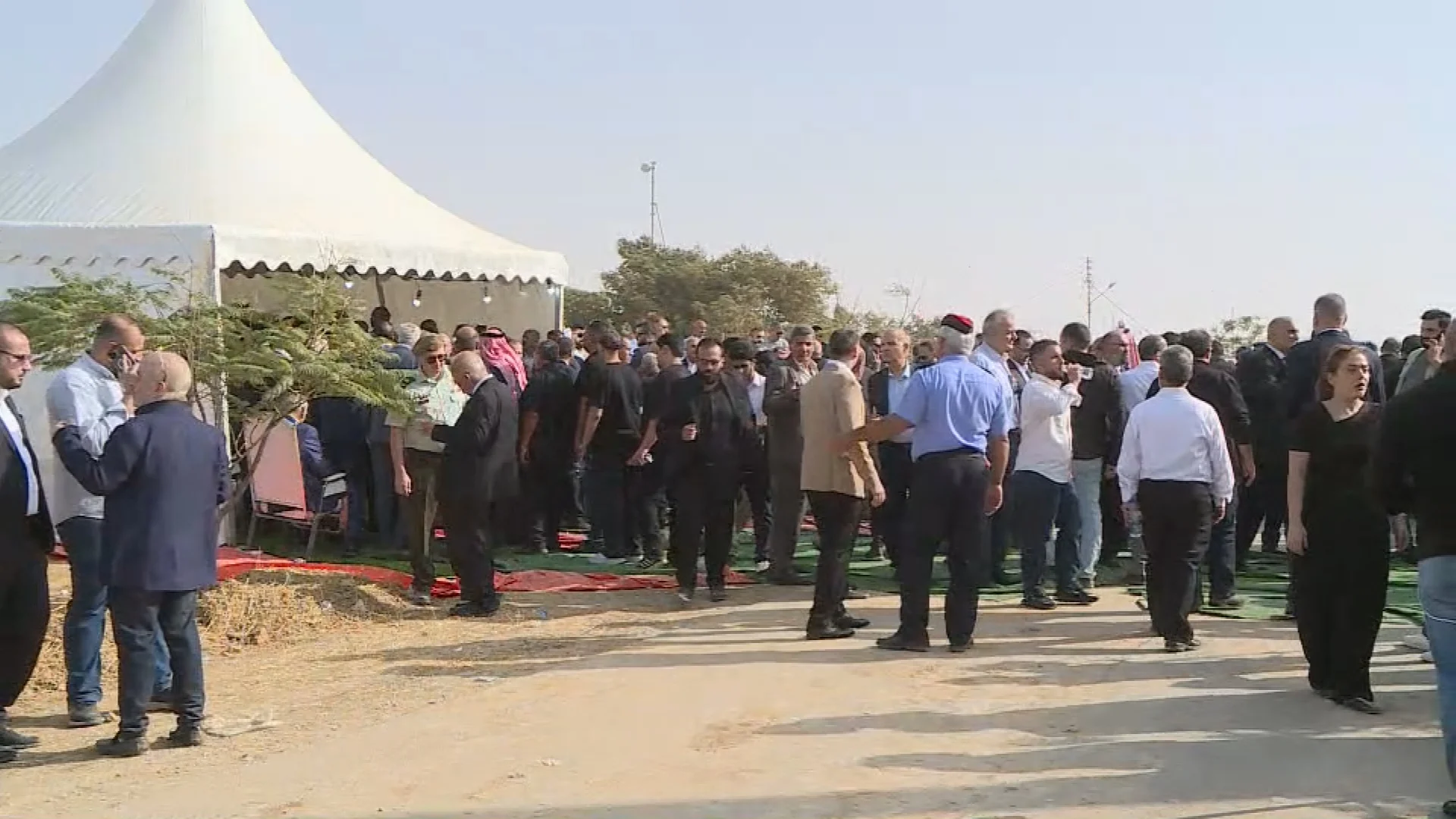 الامير الحسين يقدم واجب العزاء في شهداء هجوم كنيسة حمود بالكرك