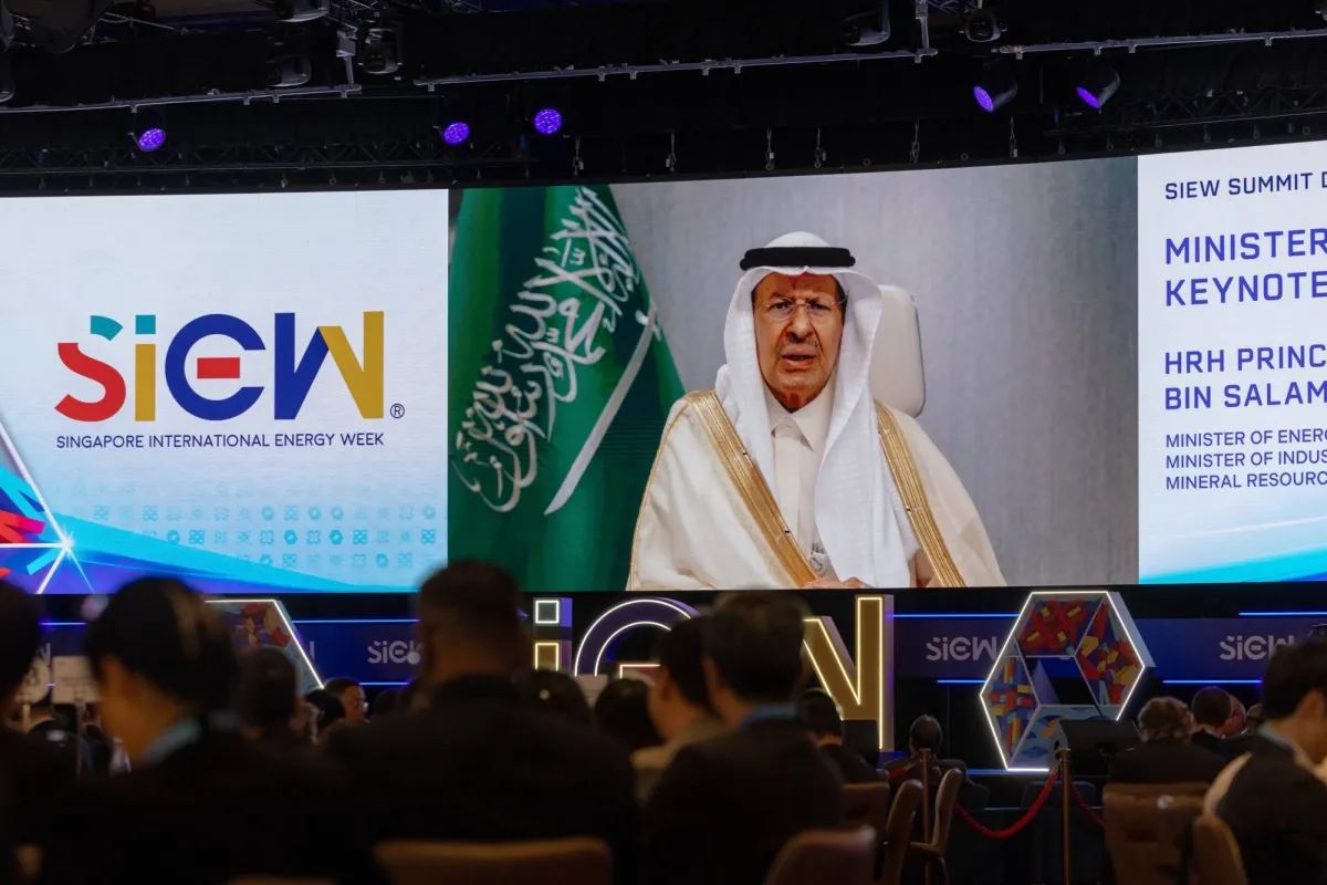السعودية وسنغافورة تطلقان مشروعا استراتيجيا لتخزين النفط الخام