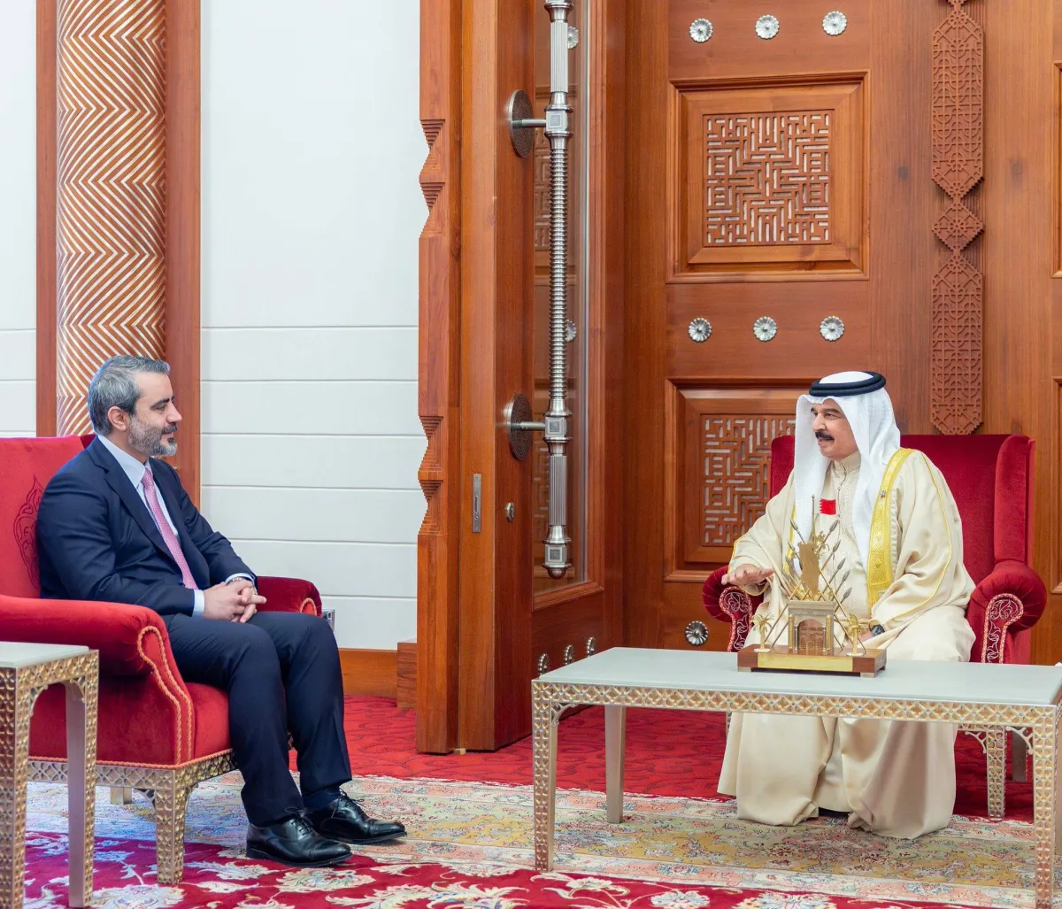 ملك البحرين يبحث مع وزير الخارجية السوري تعزيز العلاقات والتطورات الاقليمية