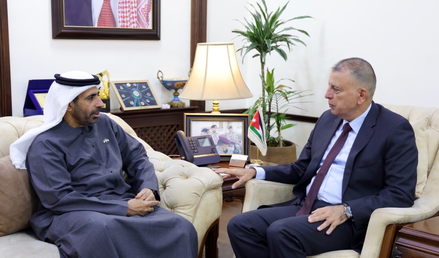 وزير الداخلية يلتقي السفير الإماراتي لبحث تعزيز التعاون الثنائي