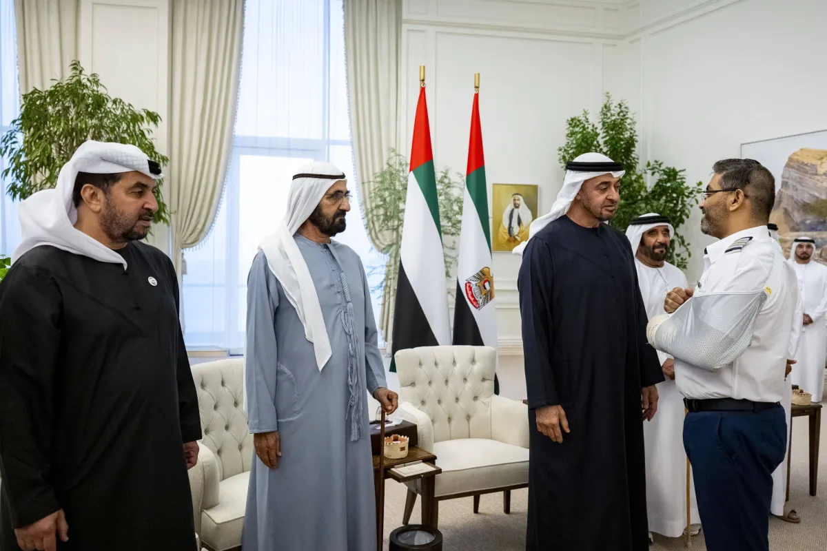 رئيس الامارات يكرم طاقم فلاي دبي بوسام زايد الثاني