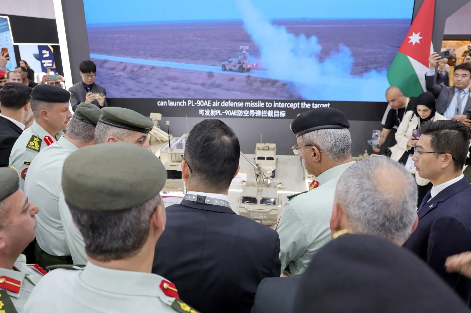 رئيس هيئة الاركان يتفقد اجنحة معرض سوفكس ويناقش تعزيز التعاون العسكري