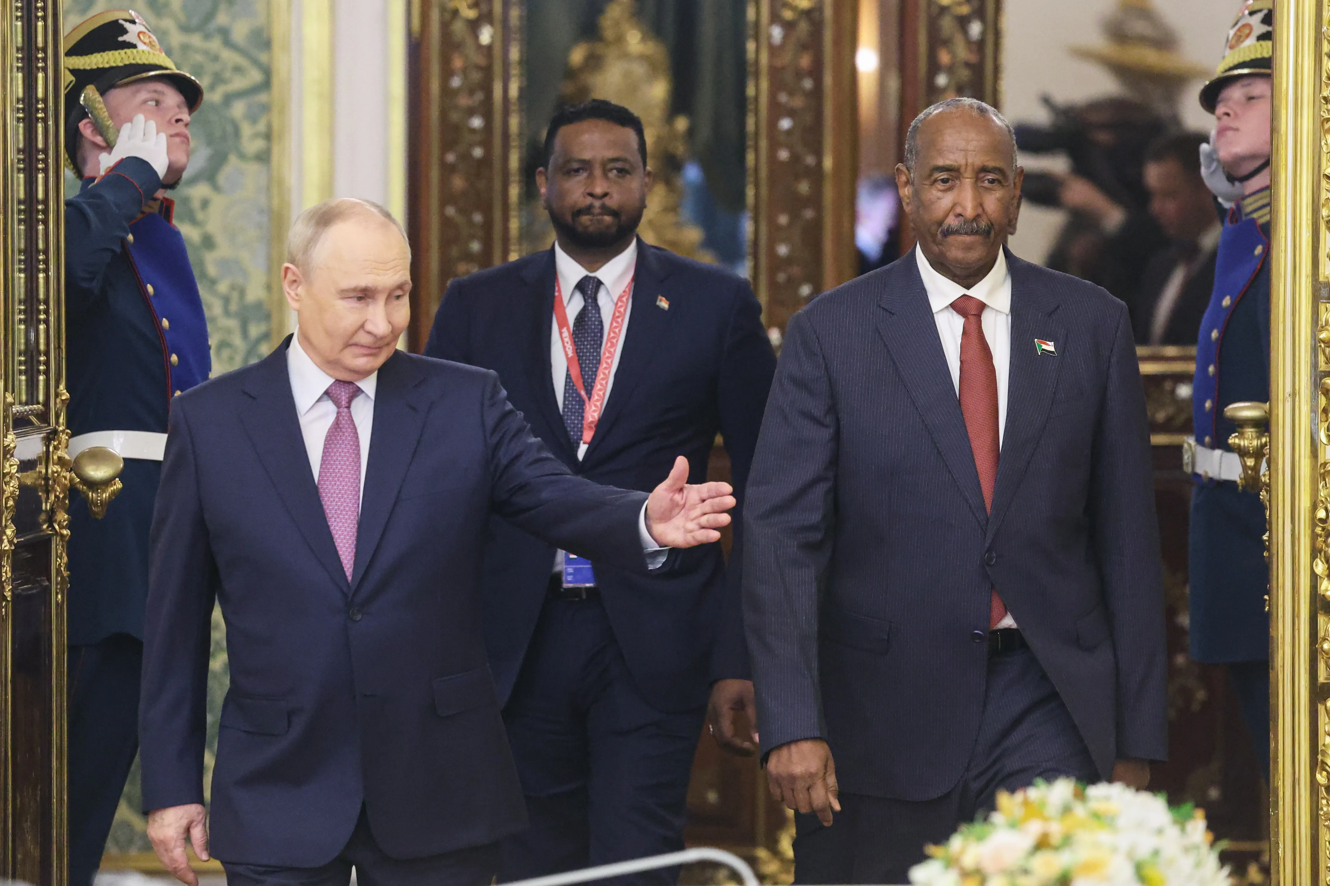 البرهان يقترح منطقة اقتصادية روسية في البحر الاحمر ومشاريع لتعدين الذهب بالسودان