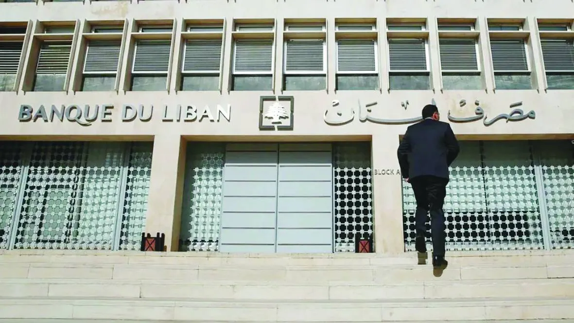 مصرف لبنان المركزي يبحث في باريس ملفات اعادة الرسملة واسترداد الودائع